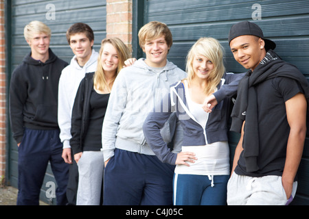 Gruppe von Jugendlichen zusammen draußen hängen Stockfoto