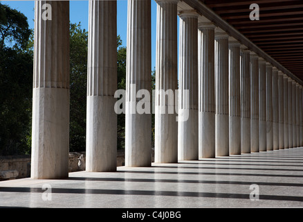 Marmorsäulen der Stoa des Attalos, beherbergt das Museum der antiken Agora in Athen Stockfoto