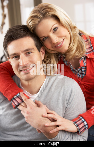 Porträt des jungen Brautpaares zu Hause Stockfoto