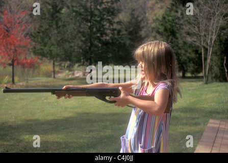 Heftiges junges Mädchen mit BB Pistole zielt Stockfoto