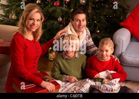 Familie Eröffnung Weihnachtsgeschenke zu Hause Stockfoto