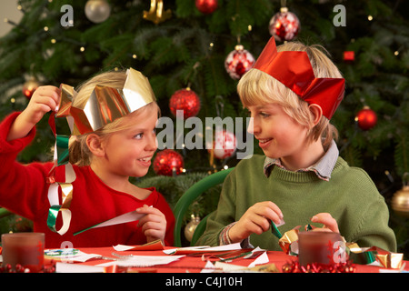 Kinder machen Weihnachtsdekorationen zusammen Stockfoto