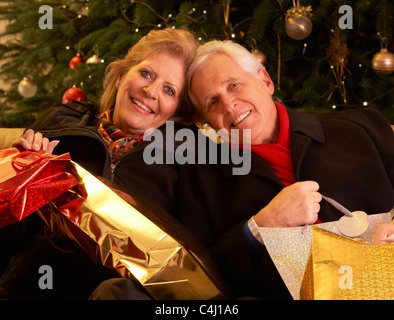 Älteres paar Rückkehr nach Weihnachten Shopping-Trip Stockfoto