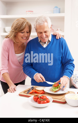 Älteres paar In Küche Sandwich machen Stockfoto