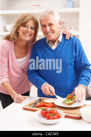 Älteres paar In Küche Sandwich machen Stockfoto