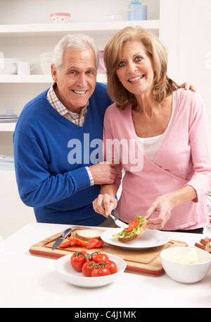 Älteres paar In Küche Sandwich machen Stockfoto