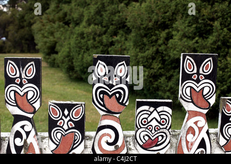 Maori-Schnitzereien in Rotorua, Nordinsel, Neuseeland Stockfoto