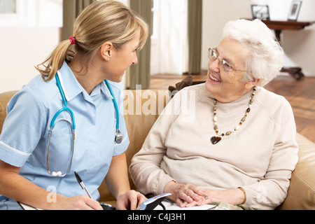 Ältere Frau im Gespräch mit Gesundheit Besucher zu Hause Stockfoto