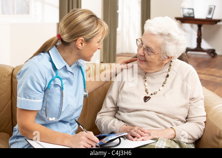 Ältere Frau im Gespräch mit Gesundheit Besucher zu Hause Stockfoto