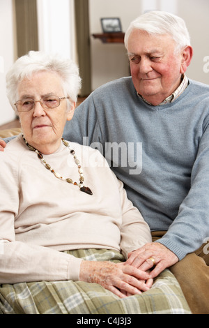 Senior woman tröstet Frau zu Hause Stockfoto