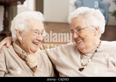 Zwei Frauen in Führungspositionen-Freunde bei Day Care Center Stockfoto