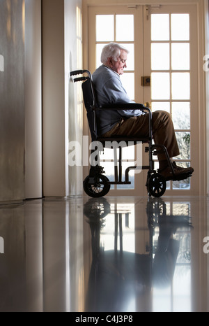 Senior im Rollstuhl sitzenden Menschen deaktiviert Stockfoto