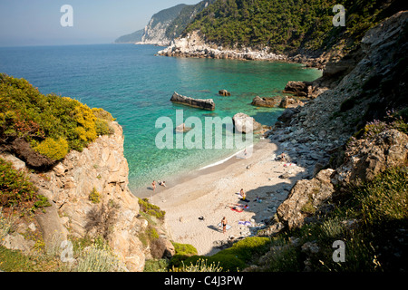 Agios Ioannis Beach an der nördlichen Küste von Skopelos Insel neben der Kirche Agips Ioannis Sto Kastri, Skopelos, Griechenland Stockfoto