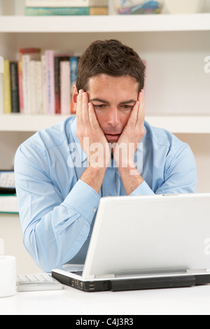 Suche nach Menschen, die Arbeiten von zu Hause mit Laptop besorgt Stockfoto