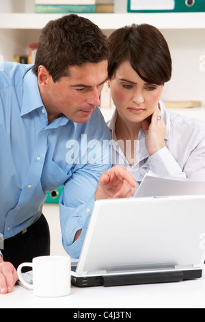 Besorgt paar Arbeiten von Hause mit Laptop Stockfoto