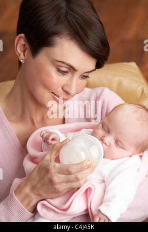 Porträt der Mutter, Fütterung, neugeborenes Baby zu Hause Stockfoto