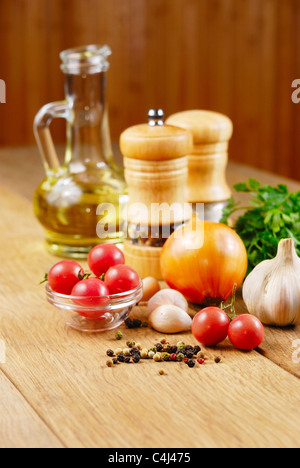 Lebensmittelzutaten auf den Eichentisch Closeup erschossen Stockfoto