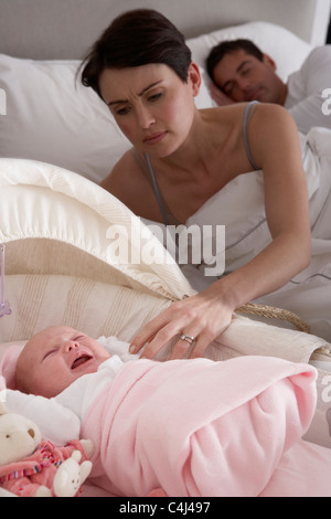 Neugeborenes Baby weint im Kinderbett im Zimmer der Eltern Stockfoto