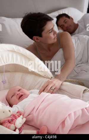 Neugeborenes Baby weint im Kinderbett im Zimmer der Eltern Stockfoto