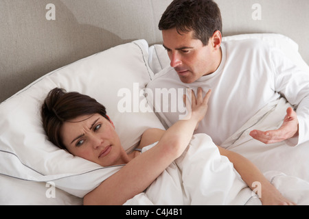 Paar mit Probleme Uneinigkeit im Bett Stockfoto