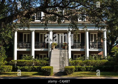 Haus in New Orleans mit Spinnen für Halloween eingerichtet Stockfoto