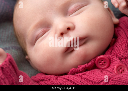 Porträt von schlafendes Neugeborenes Babymädchen Stockfoto