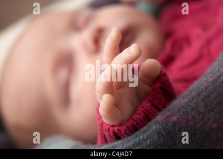 Nahaufnahme der Hand des schlafendes Neugeborenes Babymädchen