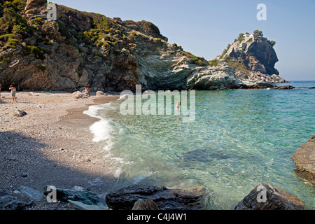 Agios Ioannis Beach an der nördlichen Küste von Skopelos Insel mit der Kirche Agips Ioannis Sto Kastri, Insel Skopelos, Griechenland Stockfoto