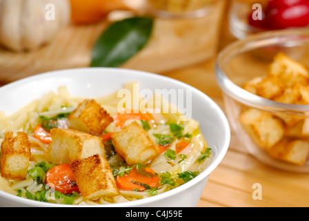 Nudelsuppe mit Karotten, Croûtons und Gemüse Stockfoto