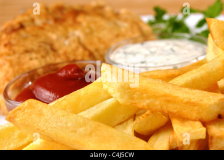 Weißen Teller mit Fisch und Chips, Mayo und ketchup Stockfoto