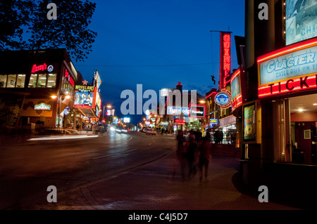 Die helle, bunte Lichter der Clifton Hill in der Nacht, Niagara Falls, Ontario, Kanada. Stockfoto