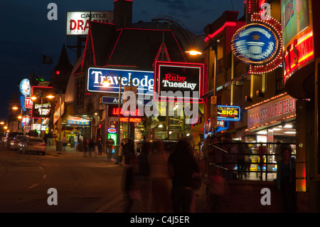 Die helle, bunte Lichter der Clifton Hill in der Nacht, Niagara Falls, Ontario, Kanada. Stockfoto