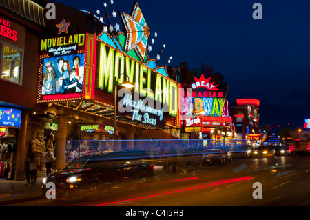 Die helle, bunte Lichter der Clifton Hill in der Nacht, Niagara Falls, Ontario, Kanada. Stockfoto