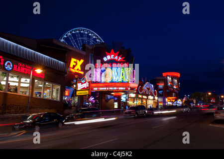 Die helle, bunte Lichter der Clifton Hill in der Nacht, Niagara Falls, Ontario, Kanada. Stockfoto