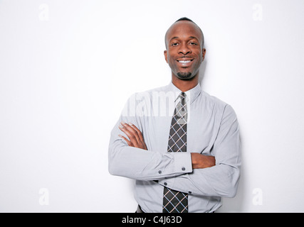Junge afrikanische Geschäftsmann lächelnd Stockfoto