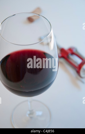 Glas Rotwein, Korken und Korkenzieher. Schließen Sie die Ansicht. Stockfoto