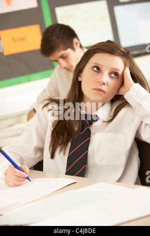 Gelangweilte weibliche Teenager Studierender In Klassenzimmer Stockfoto