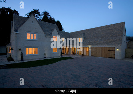 Großbritannien Immobilien. Große Luxushotels freistehendes Haus mit allen Deckenleuchten bei Abenddämmerung. Stockfoto