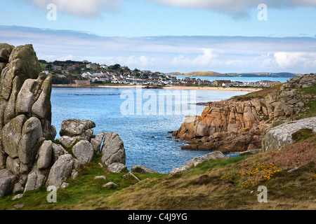 Hugh Town und Porthcressa Strand an Str. Marys Scilly-Inseln mit der Insel Bryher jenseits Stockfoto
