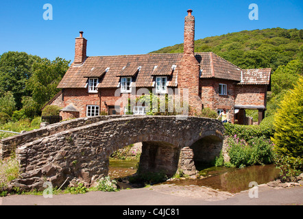 Lastesel Brücke und Ferienhaus am Allerford in der Nähe von Porlock in Somerset, England Stockfoto