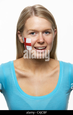 Junge weibliche Sportfan mit St Georges Flagge auf Gesicht gemalt Stockfoto