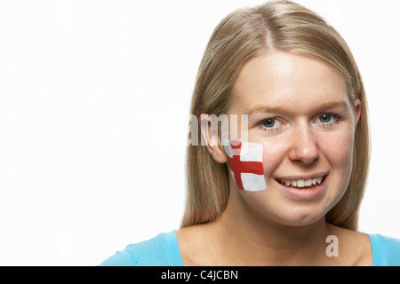 Junge weibliche Sportfan mit St Georges Flagge auf Gesicht gemalt Stockfoto