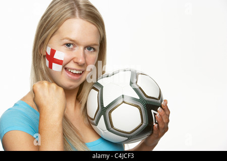 Junge weibliche Fußball-Fan mit St Georges Flagge gemalt auf Gesicht Stockfoto