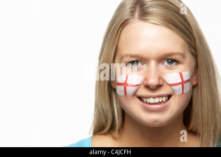 Junge weibliche Sportfan mit St Georges Flagge auf Gesicht gemalt Stockfoto