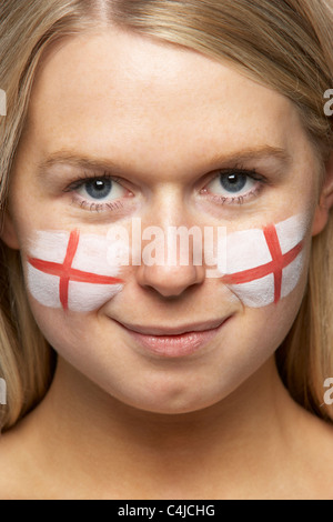 Junge weibliche Sportfan mit St Georges Flagge auf Gesicht gemalt Stockfoto