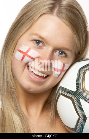 Junge weibliche Fußball-Fan mit St Georges Flagge gemalt auf Gesicht Stockfoto