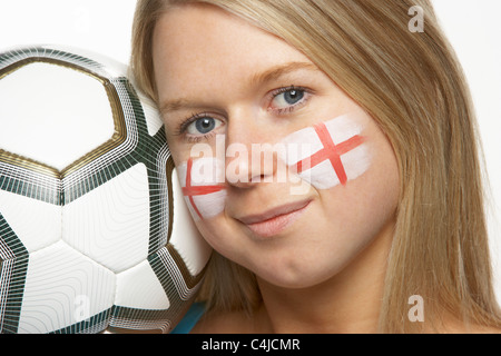 Junge weibliche Fußball-Fan mit St Georges Flagge gemalt auf Gesicht Stockfoto