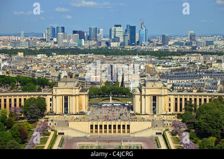 Blick vom Eiffelturm auf Place de Varsovie, Pont d'Iena und Challiot Palast. Stockfoto