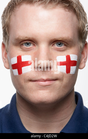 Junge männliche Sportfan mit St Georges Flagge gemalt auf Gesicht Stockfoto