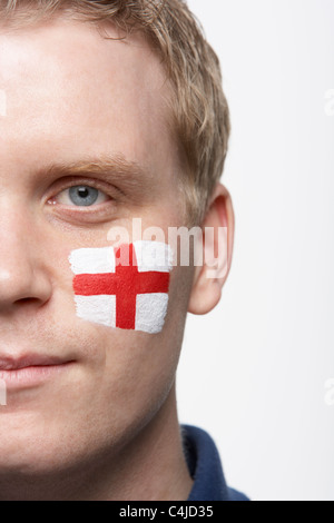 Junge männliche Sportfan mit St Georges Flagge gemalt auf Gesicht Stockfoto